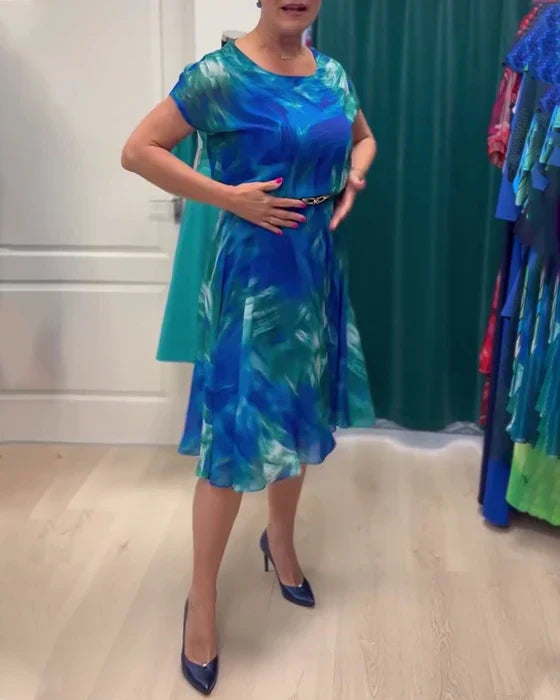 Pleated dress with short sleeves and round neckline