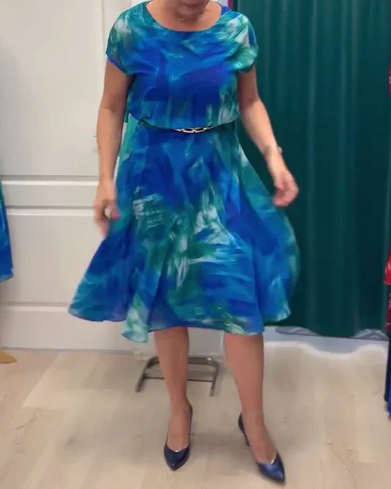 Pleated dress with short sleeves and round neckline