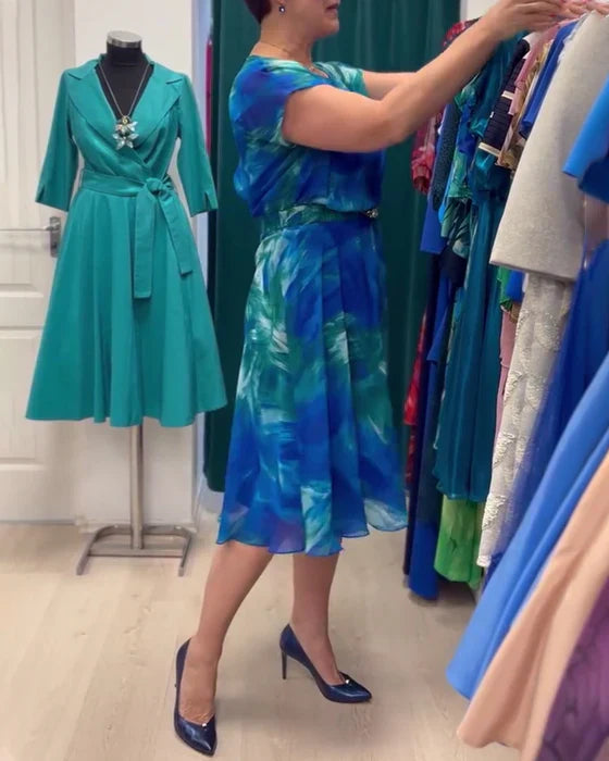 Pleated dress with short sleeves and round neckline