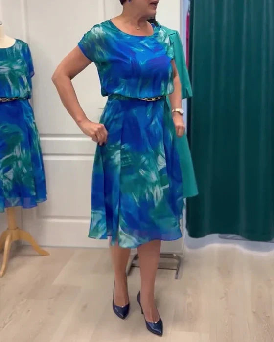 Pleated dress with short sleeves and round neckline