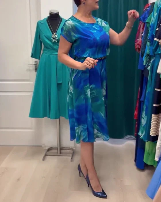 Pleated dress with short sleeves and round neckline