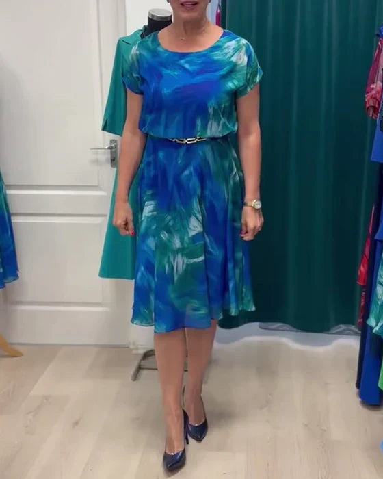 Pleated dress with short sleeves and round neckline