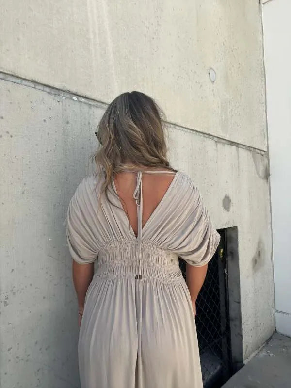 Scarlett maxi dress with V-shaped neckline elegance