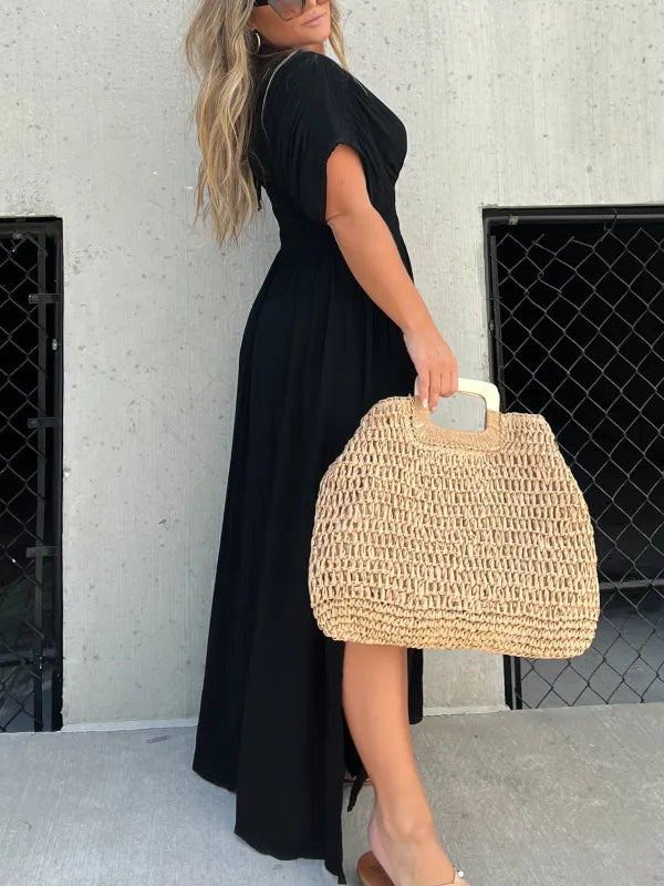 Scarlett maxi dress with V-shaped neckline elegance