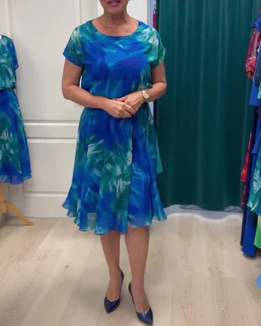 Pleated dress with short sleeves and round neckline