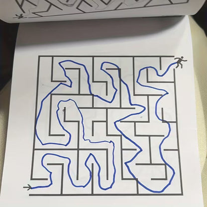Livre de labyrinthes avec 192 défis – un jeu qui développe la logique et la concentration