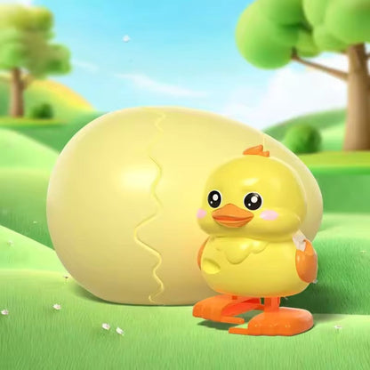 Œuf surprise avec petit animal dansant