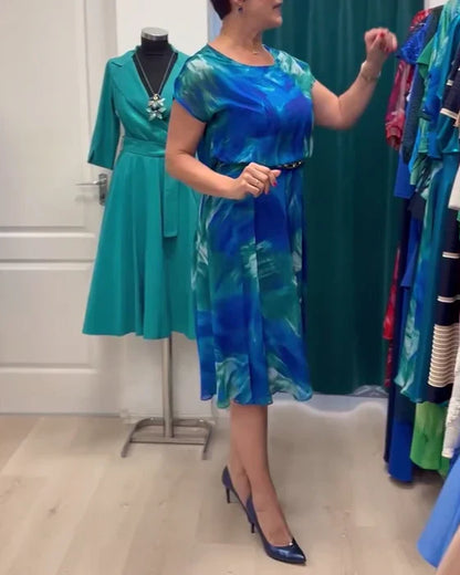 Pleated dress with short sleeves and round neckline